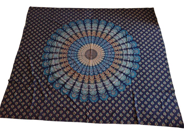 20260825_105430 colcha de mandala indiana marinho com mandala e tons de azul, verde e caramelo. 2,40m aprox. Feito na Índia, uso decorativo em cama, sofás, parede ou teto.