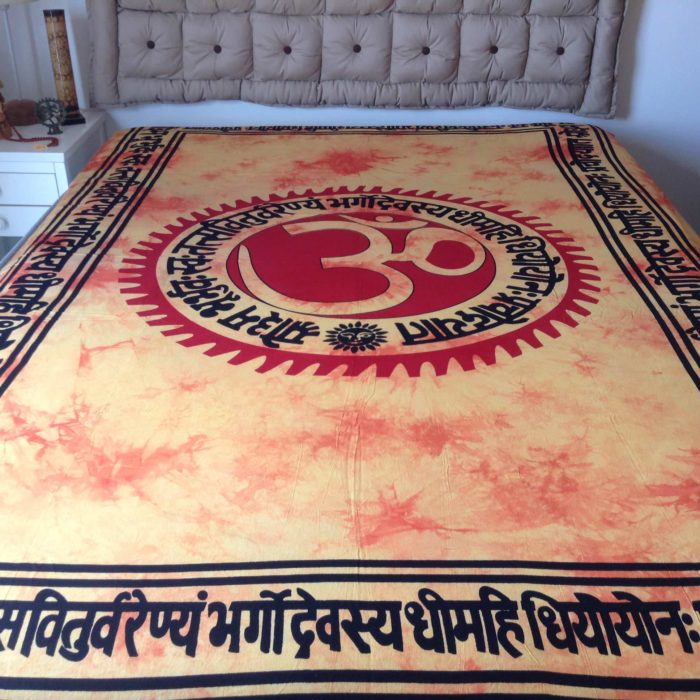 Panô indiano com técnica Batik - Estampa OM e mantras (210 cm x 135 cm)