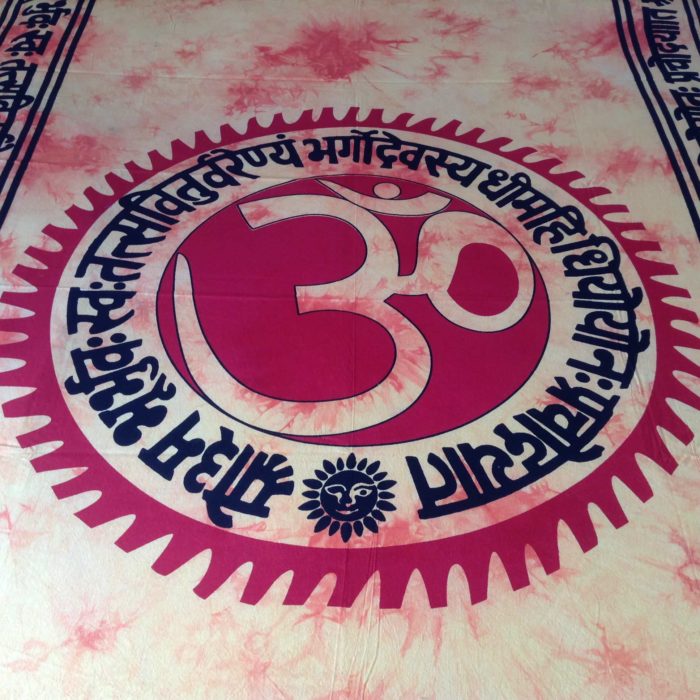 Panô indiano com técnica Batik - Estampa OM e mantras (210 cm x 135 cm)