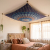 quarto boho com tecido de mandala no teto panô de mandala azul marinho e turquesa