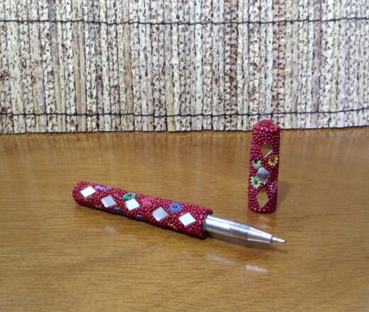 Caneta indiana artesanal de miçangas e espelhos (vermelho)