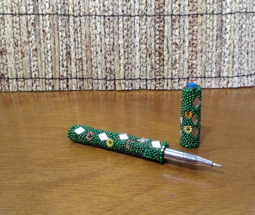 Caneta indiana artesanal de miçangas e espelhos (verde bandeira)