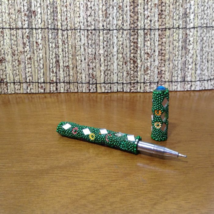 Caneta indiana artesanal de miçangas e espelhos (verde bandeira)