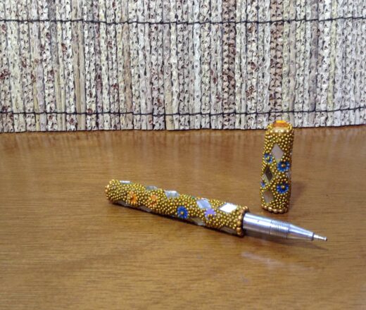 Caneta indiana artesanal de miçangas e espelhos (amarelo)