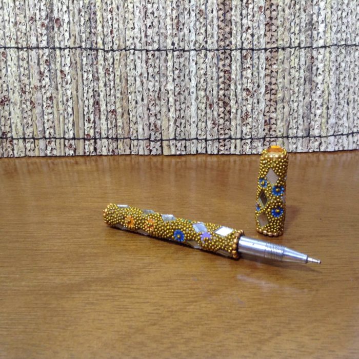 Caneta indiana artesanal de miçangas e espelhos (amarelo)