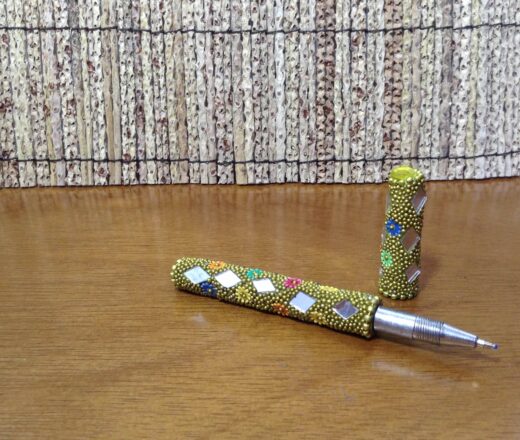 Caneta indiana artesanal de miçangas e espelhos (verde claro)