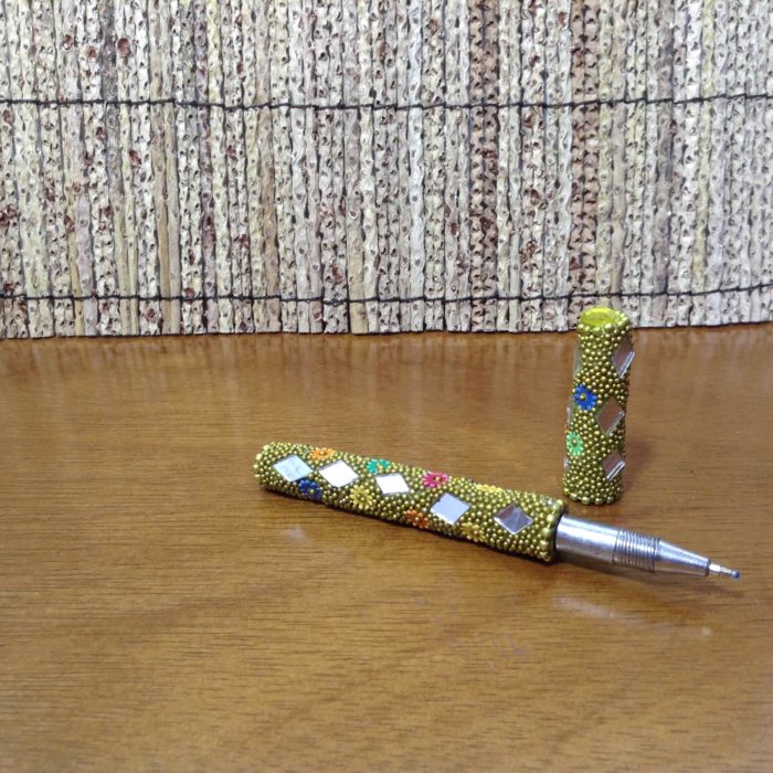 Caneta indiana artesanal de miçangas e espelhos (verde claro)
