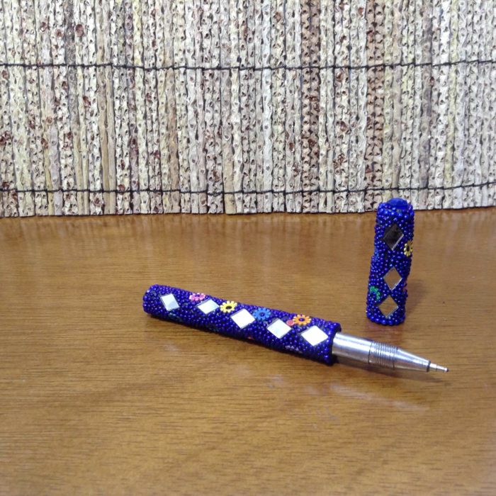 Caneta indiana artesanal de miçangas e espelhos (azul royal)