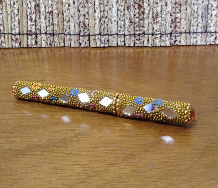 Caneta indiana artesanal de miçangas e espelhos (amarelo)