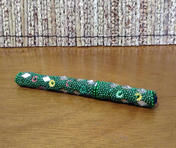 Caneta indiana artesanal de miçangas e espelhos (verde bandeira)
