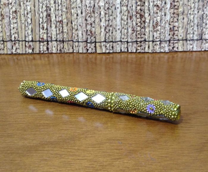 Caneta indiana artesanal de miçangas e espelhos (verde claro)