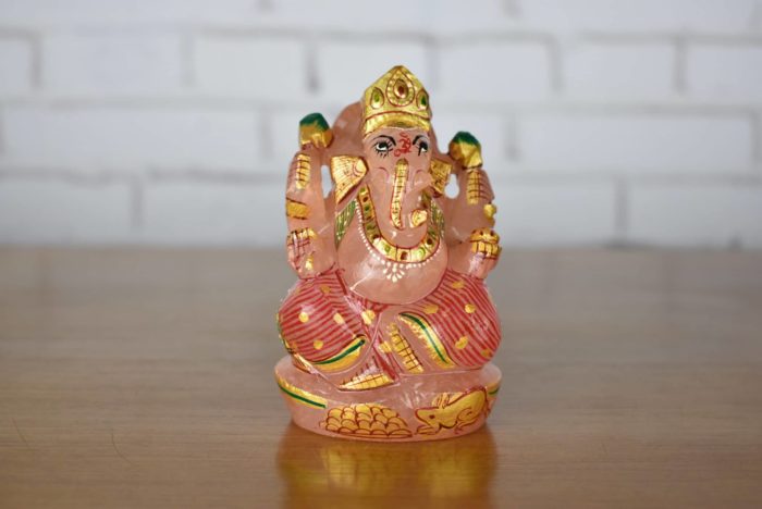 Estátua de Ganesha lapidado em pedra natural de quartzo rosa