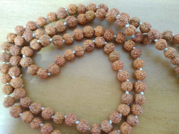 Japamala de sementes de Rudraksha (semente de 5mm e 35 cm de cordão)