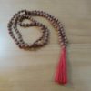Japamala de sementes de Rudraksha (semente de 7mm) com tassel vermelho