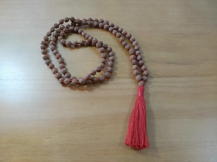 Japamala de sementes de Rudraksha (semente de 7mm) com tassel vermelho