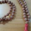 Japamala de sementes de Rudraksha (semente de 7mm) com tassel vermelho