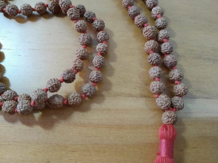 Japamala de sementes de Rudraksha (semente de 7mm) com tassel vermelho