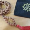Japamala de sementes de Rudraksha (semente de 7mm) com tassel vermelho