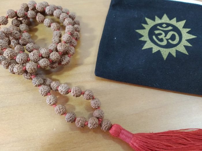 Japamala de sementes de Rudraksha (semente de 7mm) com tassel vermelho