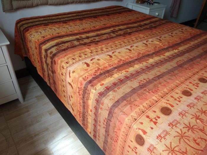 Colcha indiana 100% algodão - Estampa Rupestre (2.40 m x 2.05 m) tons terrosos
