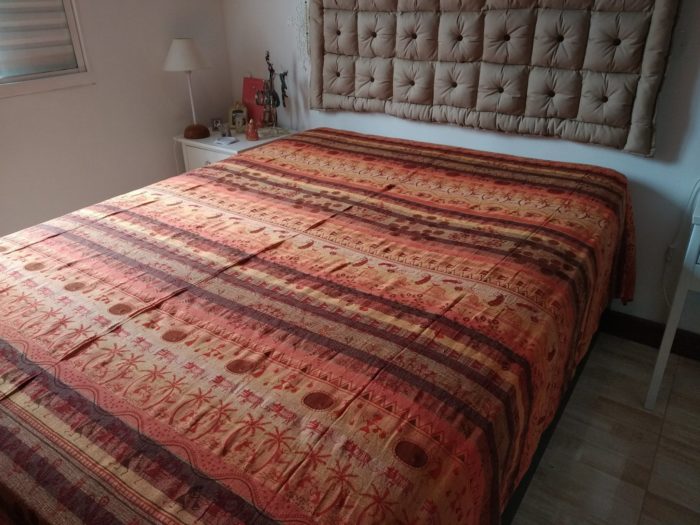 Colcha indiana 100% algodão - Estampa Rupestre (2.40 m x 2.05 m) tons terrosos