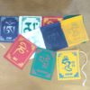 Bandeiras tibetanas do mantra "Om Mani Padme Hum" (13cm x 11cm)