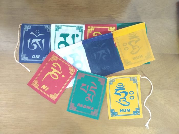 Bandeiras tibetanas do mantra "Om Mani Padme Hum" (13cm x 11cm)