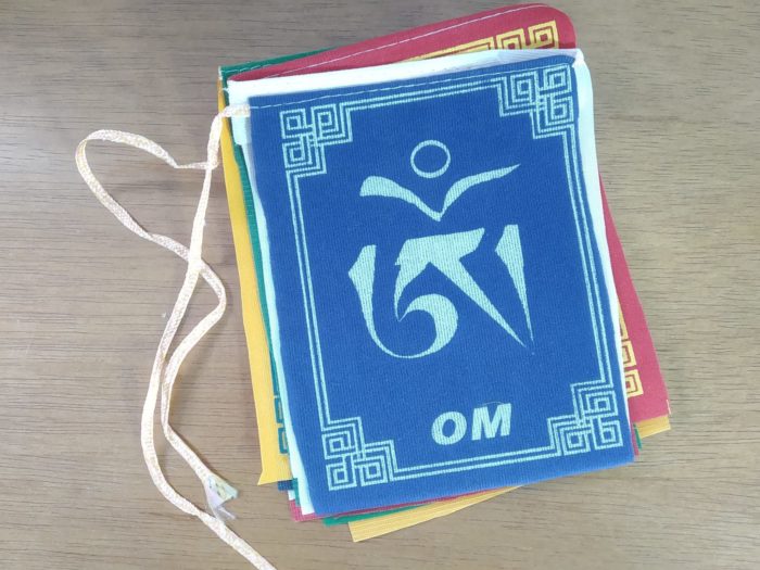 Bandeiras tibetanas do mantra "Om Mani Padme Hum" (13cm x 11cm)