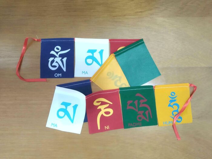 bandeirinhas indianas tibetanas com mantras