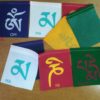 Bandeiras tibetanas do mantra "Om Mani Padme Hum" (9cm x 8cm)