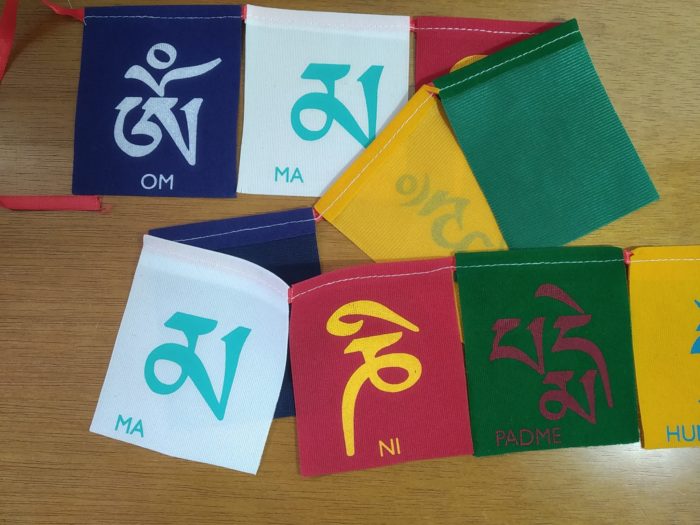 Bandeiras tibetanas do mantra "Om Mani Padme Hum" (9cm x 8cm)
