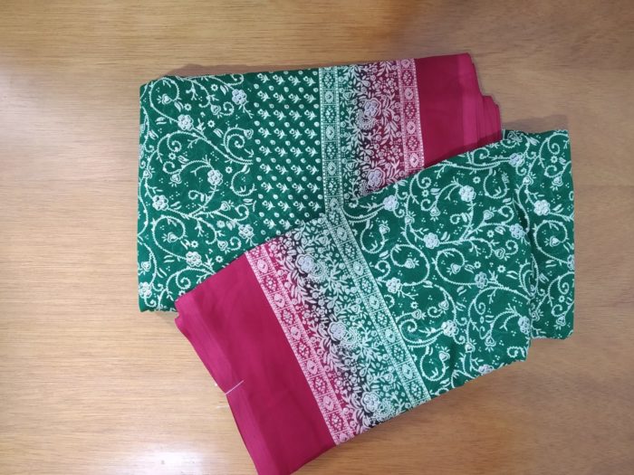 Sari indiano tie dye floral com brilhos verde e vermelho