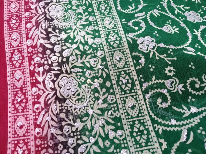 Sari indiano tie dye floral com brilhos verde e vermelho