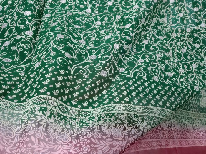 Sari indiano tie dye floral com brilhos verde e vermelho