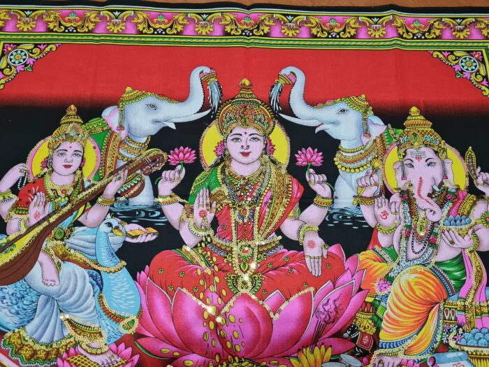 20230726_121259 panô indiano de Lakshmi, Saraswati e Ganesha