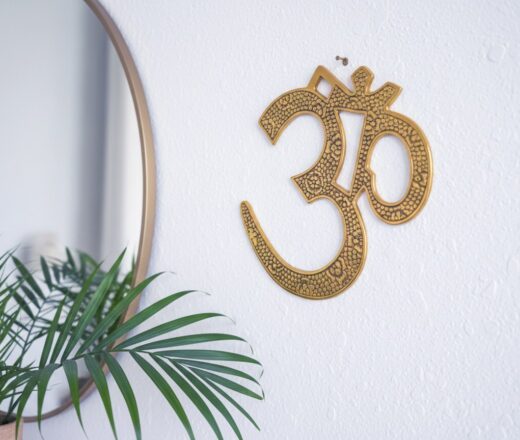 placa-de-om-metal-grande-floral-dourado Om de metal para decorar a parede 15 cm