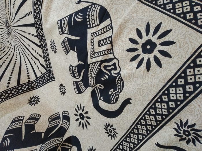 Panô indiano de algodão estampa de elefantes indianos bege e preto