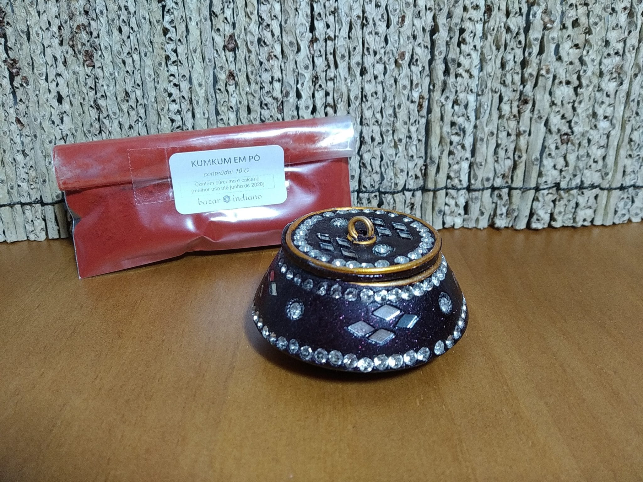 kumkum com pote indiano