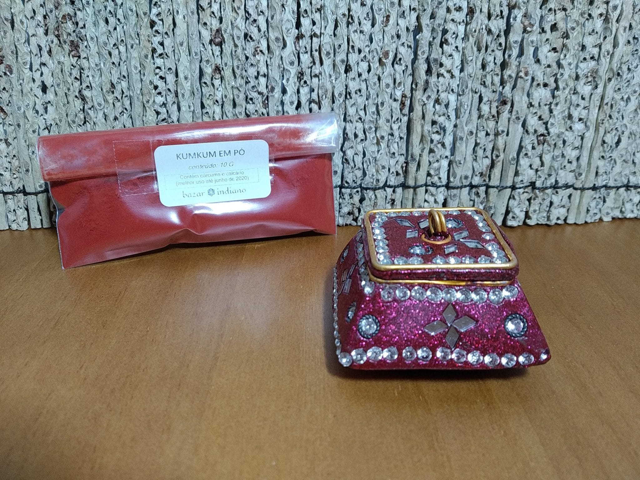 kumkum em pó com pote indiano