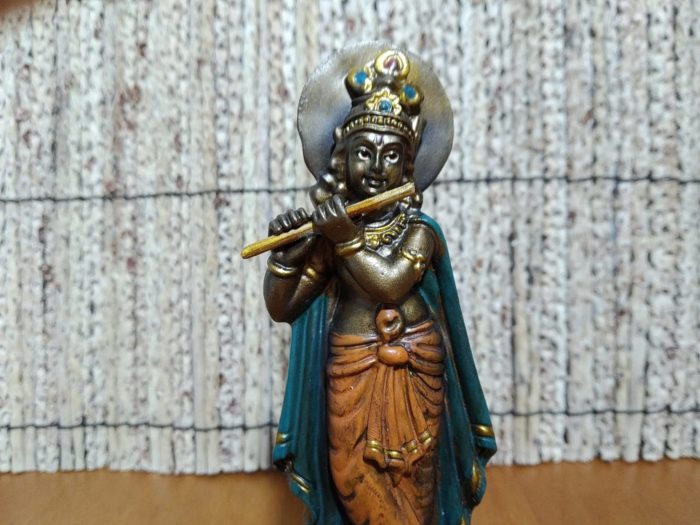 IMG_20190822_190829 Estátua indiana de Krishna tocando flauta em resina pintada a mão