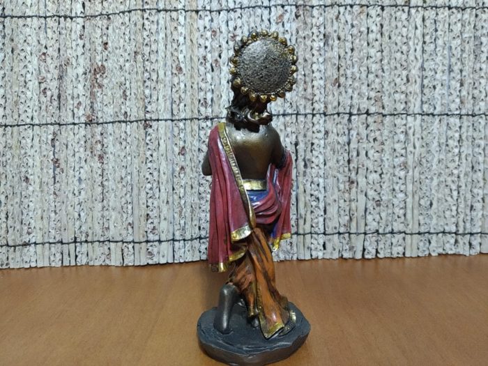Estátua indiana de Krishna segurando uma rosa em resina pintada