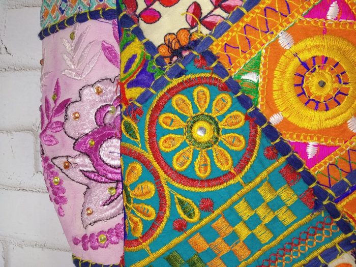 Bolsa indiana Banjara Blue Lux estruturada e forrada 100% bordada