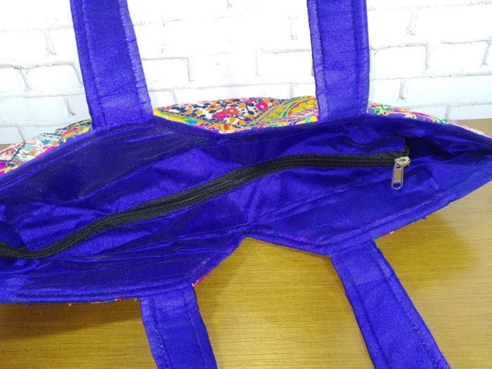 Bolsa indiana Banjara Blue Lux estruturada e forrada 100% bordada