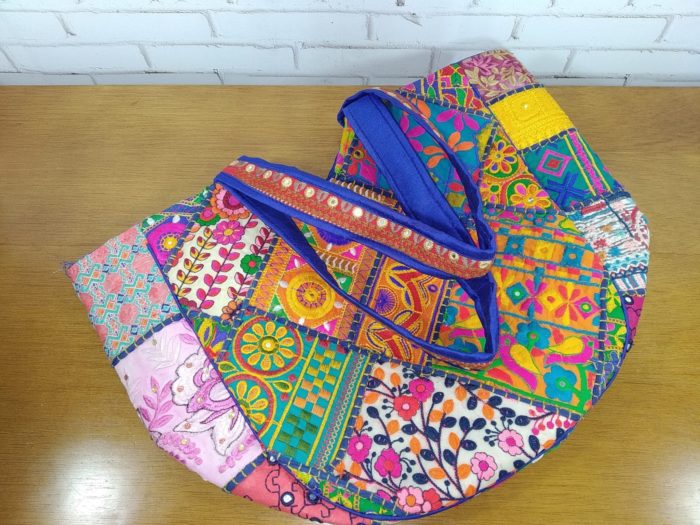 Bolsa indiana Banjara Blue Lux estruturada e forrada 100% bordada