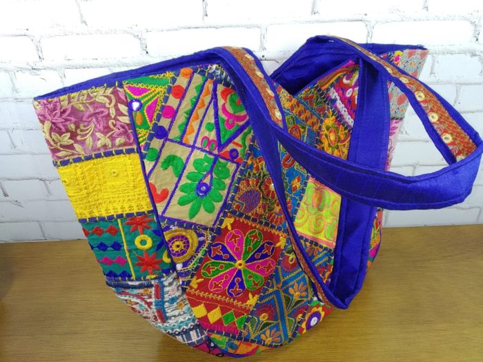 Bolsa indiana Banjara Blue Lux estruturada e forrada 100% bordada