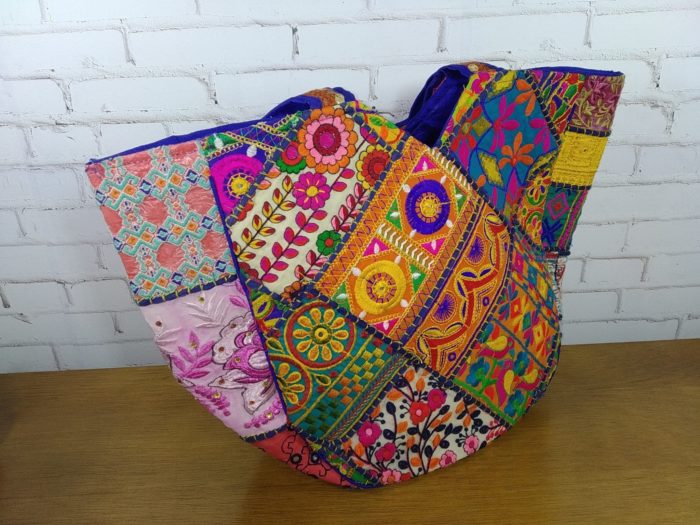 Bolsa indiana Banjara Blue Lux estruturada e forrada 100% bordada