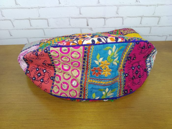 Bolsa indiana Banjara Blue Lux estruturada e forrada 100% bordada