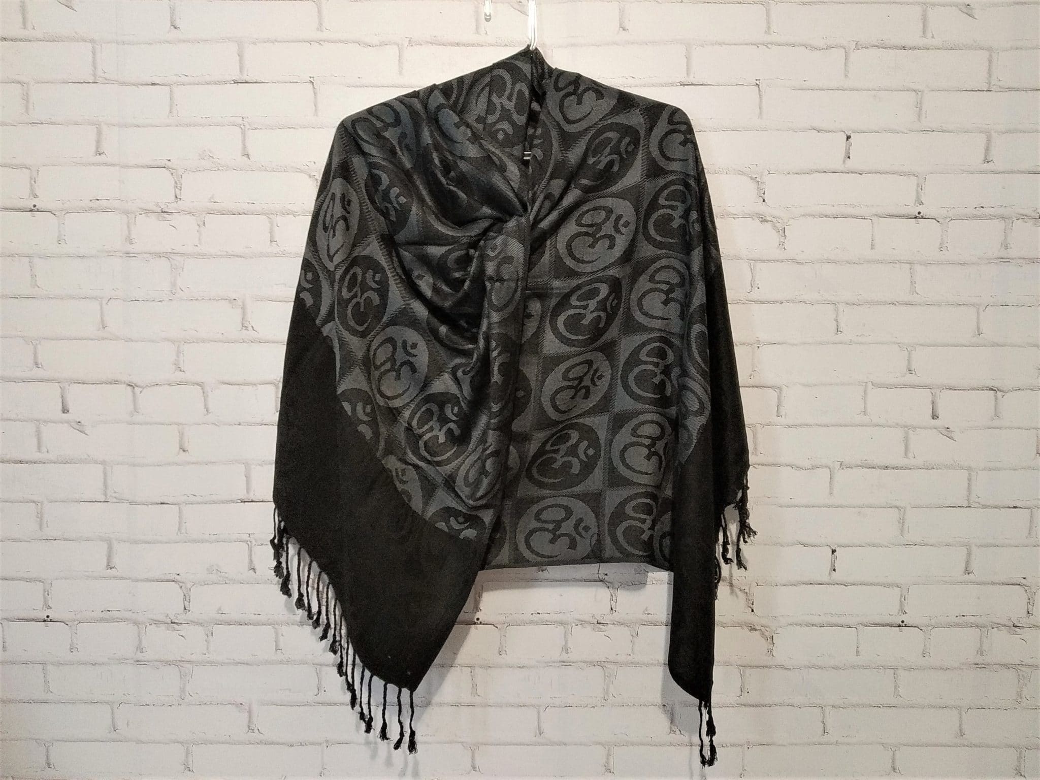 lenço indiano símbolo de Om preto e cinza