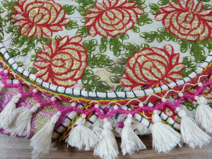 Bolsa indiana Clutch Banjara bordada a mão creme floral