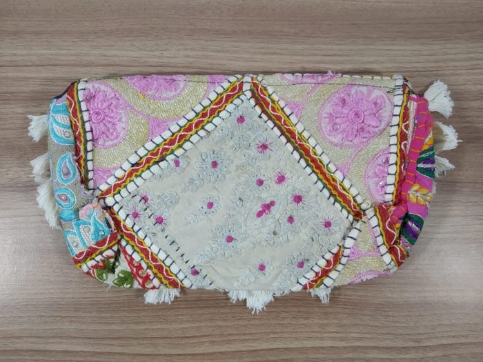 Bolsa indiana Clutch Banjara bordada a mão creme floral